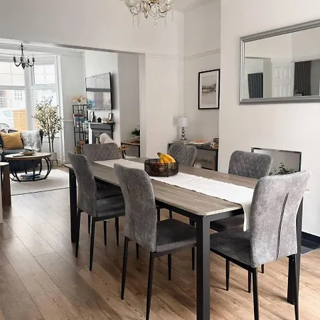 Barwick House, 4 Bed House Tatil Evi *