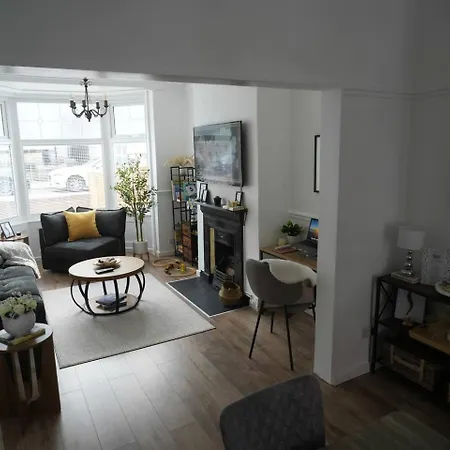 Barwick House, 4 Bed House * Scarborough