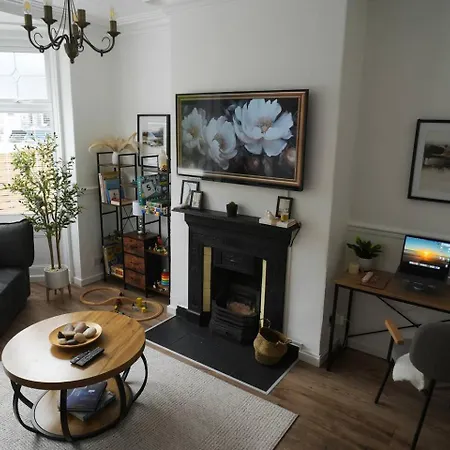 Barwick House, 4 Bed House *