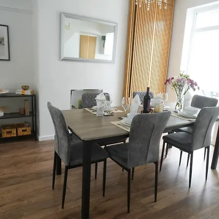 Barwick House, 4 Bed House Tatil Evi *