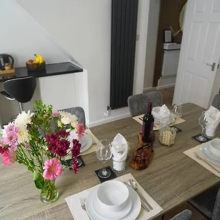 Barwick House, 4 Bed House *