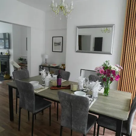 Barwick House, 4 Bed House Tatil Evi
