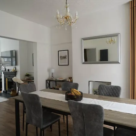 Barwick House, 4 Bed House Tatil Evi