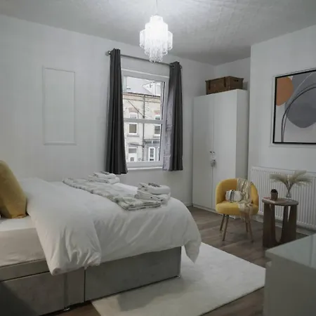 Barwick House, 4 Bed House Tatil Evi