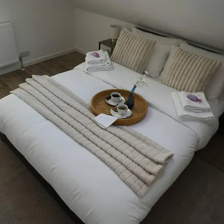 Barwick House, 4 Bed House Tatil Evi