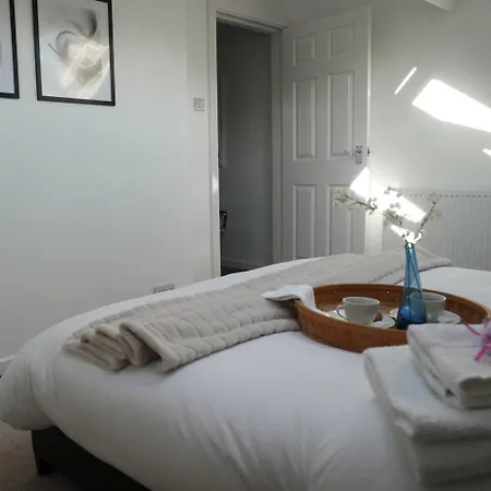 Barwick House, 4 Bed House *