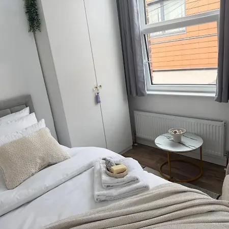 Barwick House, 4 Bed House Tatil Evi *