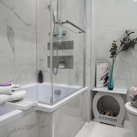 Barwick House, 4 Bed House بيت للعطل *