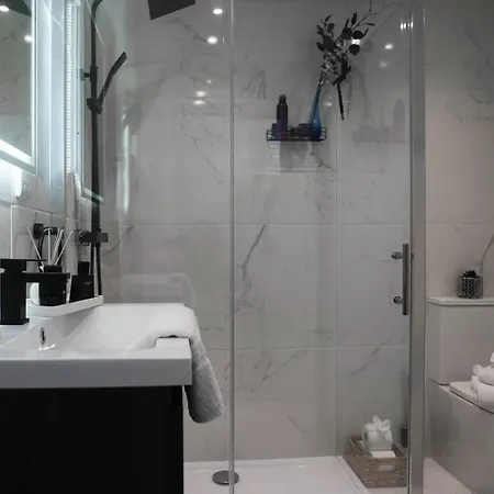 Barwick House, 4 Bed House Tatil Evi *